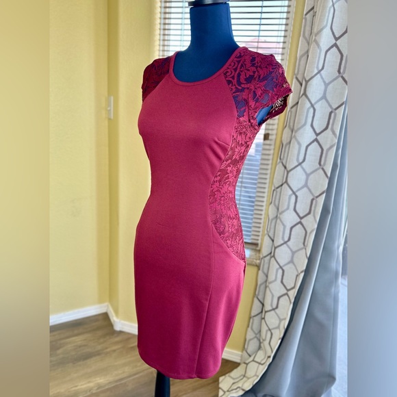 EUC Juniors' IZ Byer Wine Lace Bodycon Dress - Picture 4 of 15